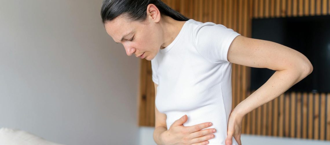 Ventre gonflé et mal de dos : quel lien ? Comment se soulager ?