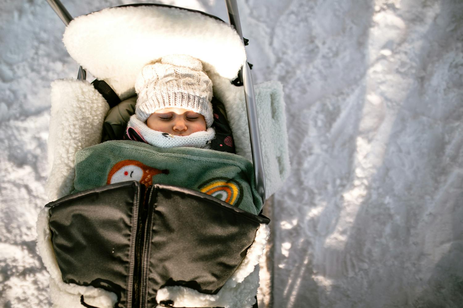 Sieste nordique : est-ce vraiment une bonne idée de laisser bébé dormir dehors ?