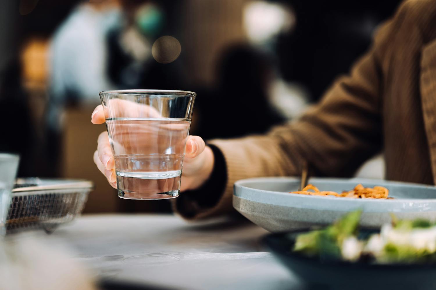 Faut-il vraiment éviter de boire de l’eau pendant les repas ?