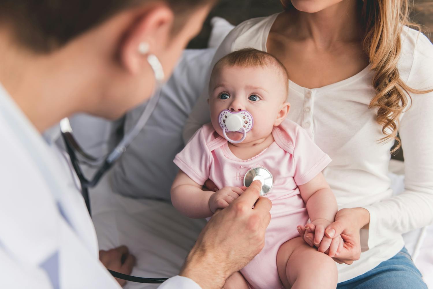 Coqueluche : pourquoi cette maladie peut être grave chez le bébé ? quelle prévention ?