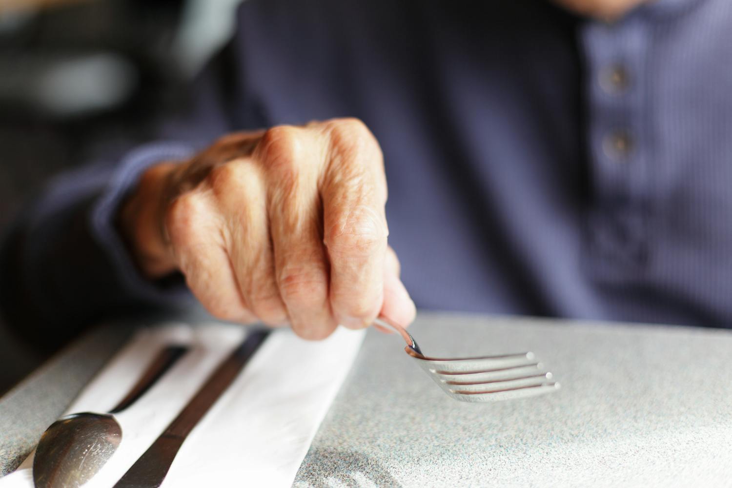 Personne âgée atteinte d'Alzheimer : quelle alimentation privilégier ?