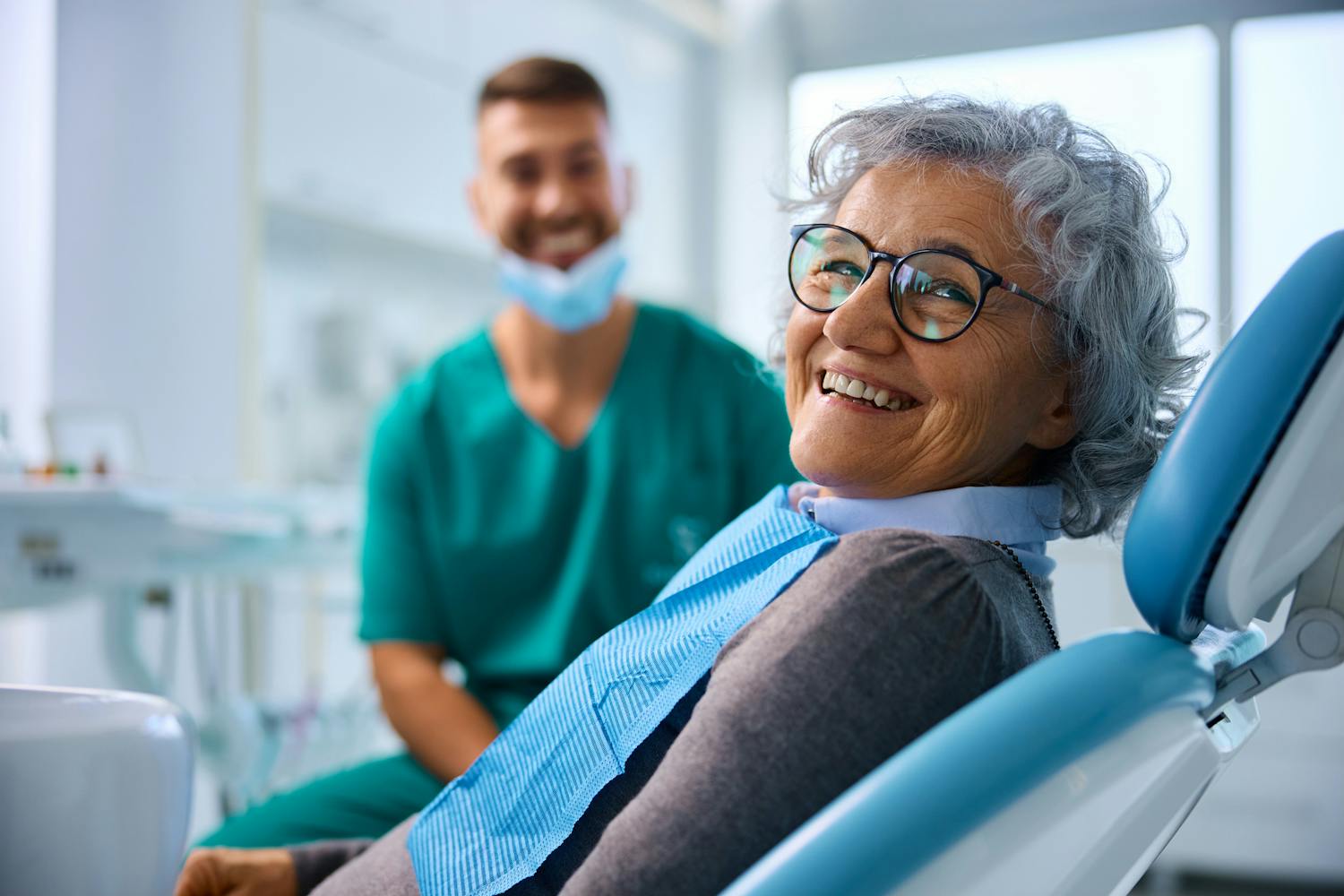 Pourquoi nos dents jaunissent ?