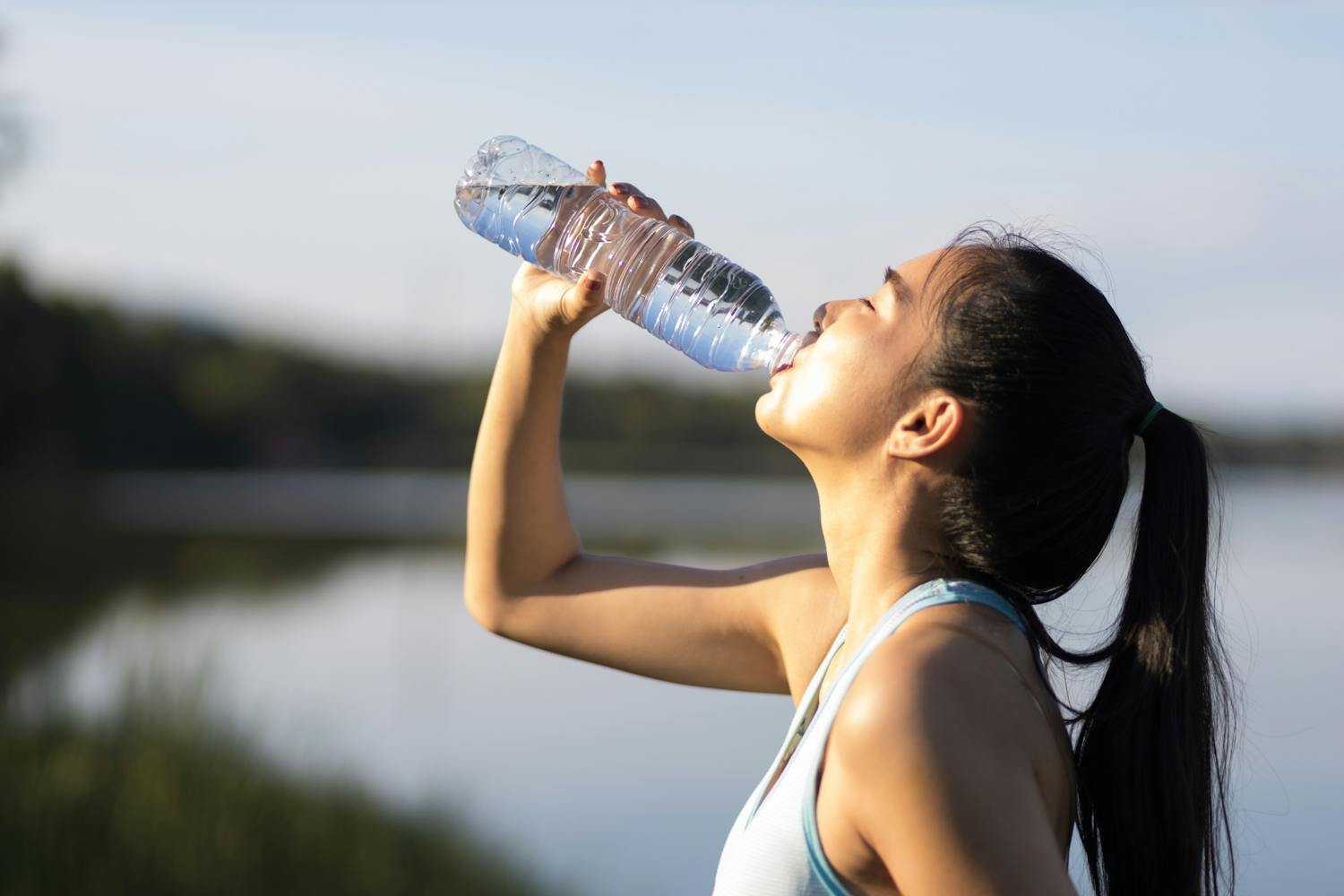 Remplir une bouteille d'eau jetable plusieurs fois : quels risques ?
